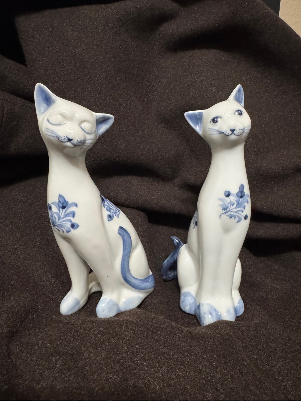 Porcelain cat set floral design